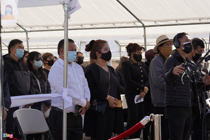 Vợ Chí Tài nghẹn ngào đứng lặng bên linh cữu chồng ở Mỹ - 8