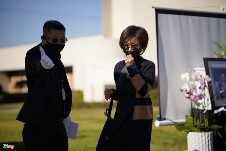 Vợ Chí Tài nghẹn ngào đứng lặng bên linh cữu chồng ở Mỹ - 9