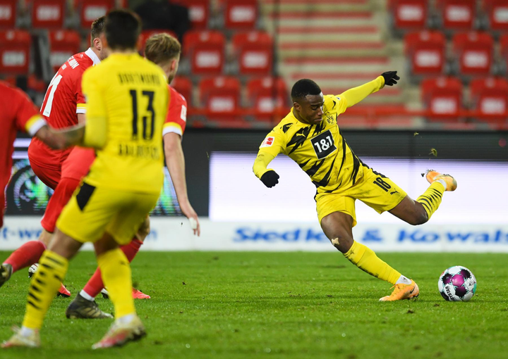 Ghi bàn ở tuổi 16, thần đồng Dortmund đi vào lịch sử Bundesliga - 1