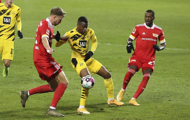 Ghi bàn ở tuổi 16, thần đồng Dortmund đi vào lịch sử Bundesliga - 3