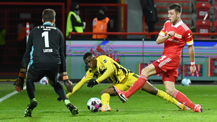 Ghi bàn ở tuổi 16, thần đồng Dortmund đi vào lịch sử Bundesliga - 4