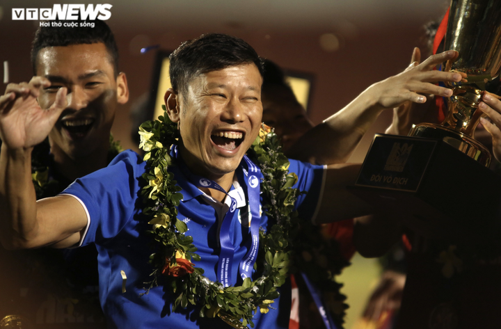 HLV Thạch Bảo Khanh rạng rỡ trong lần đầu vô địch quốc gia cùng U21 Viettel - 12