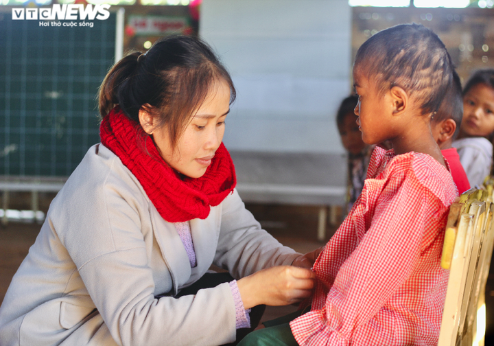 Sợ trường vắt vẻo bên sông bị mưa lũ 'nuốt chửng', cô trò khăn gói về nhà rông - 3