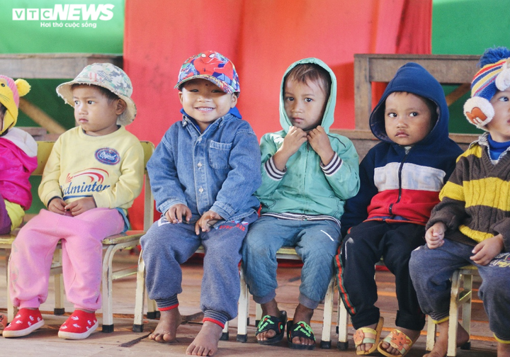 Sợ trường vắt vẻo bên sông bị mưa lũ 'nuốt chửng', cô trò khăn gói về nhà rông - 1