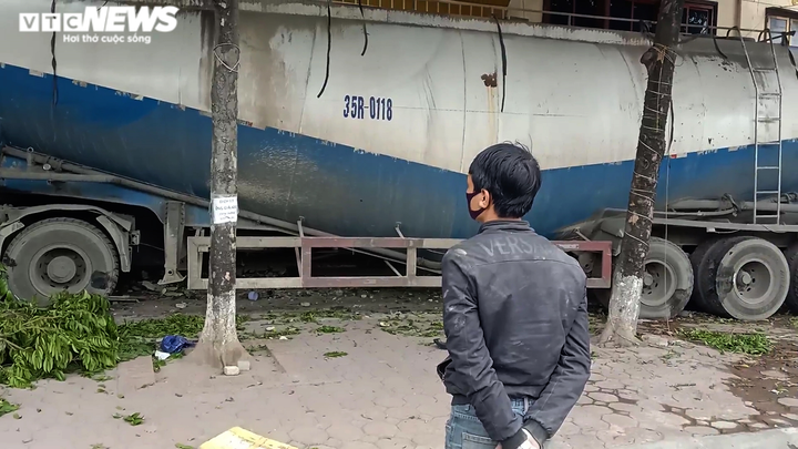 Xe bồn lao lên vỉa hè, húc đổ hàng loạt biển hiệu nhà dân - 2