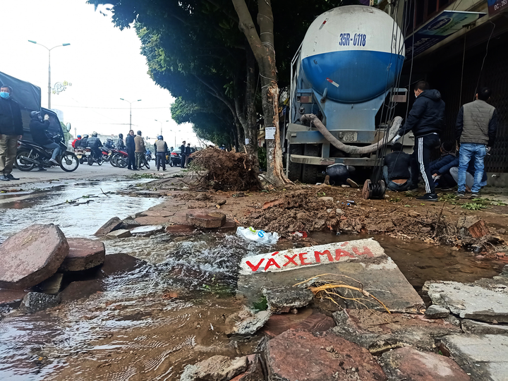 Xe bồn lao lên vỉa hè, húc đổ hàng loạt biển hiệu nhà dân - 3