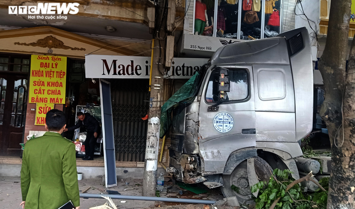 Xe bồn lao lên vỉa hè, húc đổ hàng loạt biển hiệu nhà dân - 4