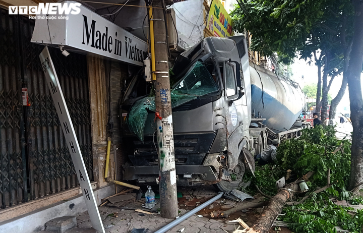 Xe bồn lao lên vỉa hè, húc đổ hàng loạt biển hiệu nhà dân - 1
