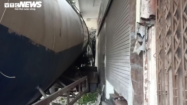 Xe bồn lao lên vỉa hè, húc đổ hàng loạt biển hiệu nhà dân - 5