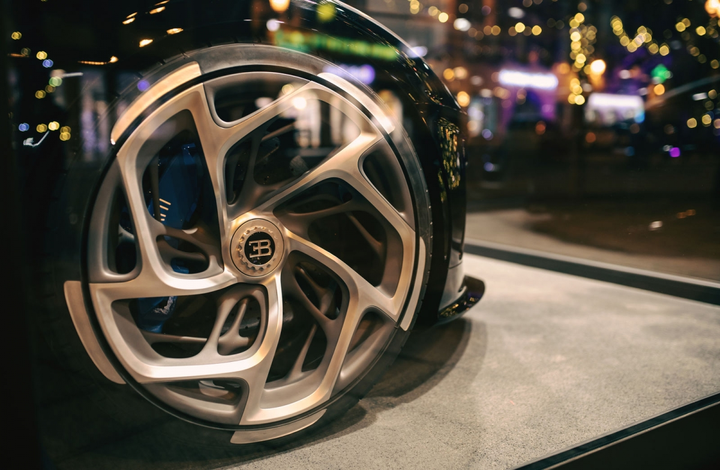 Ngắm siêu xe 13 triệu USD của Bugatti dịp Giáng Sinh - 4