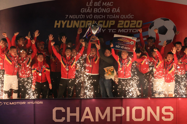 Đội bóng Lào Cai vô địch giải 'Ngoại hạng phủi' Hà Nội - 2