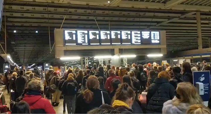 Biến thể COVID-19 mới lây mạnh chưa từng thấy, người Anh đổ xô rời London - 1