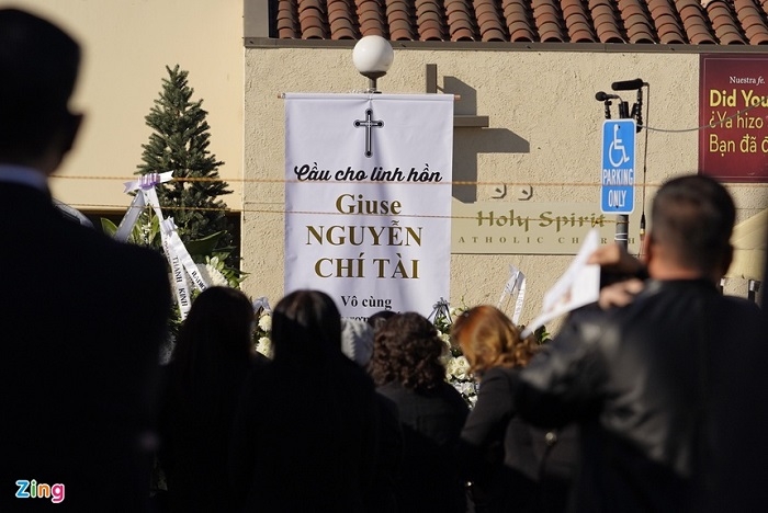 Vợ Chí Tài khóc nghẹn, hát 'Em ở đâu' tiễn biệt chồng về nơi an nghỉ - 1