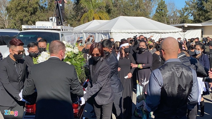 Vợ Chí Tài khóc nghẹn, hát 'Em ở đâu' tiễn biệt chồng về nơi an nghỉ - 12