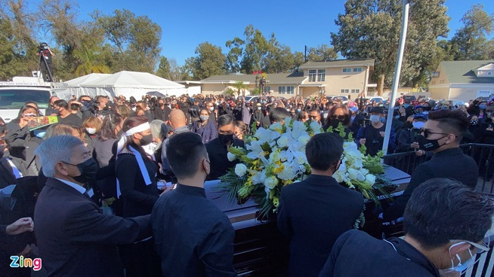 Vợ Chí Tài khóc nghẹn, hát 'Em ở đâu' tiễn biệt chồng về nơi an nghỉ - 13
