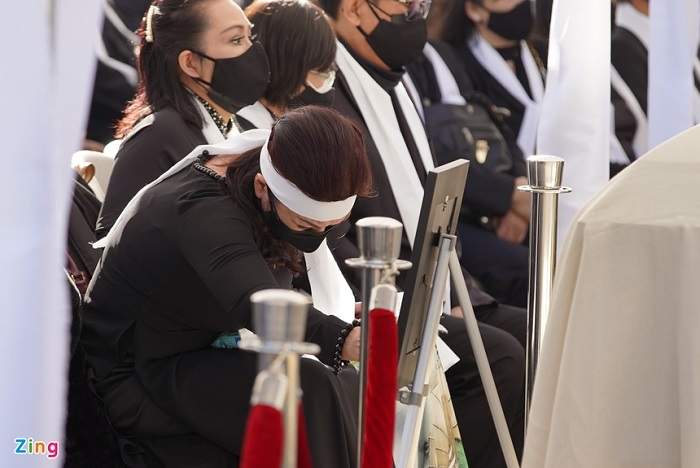 Vợ Chí Tài khóc nghẹn, hát 'Em ở đâu' tiễn biệt chồng về nơi an nghỉ - 3