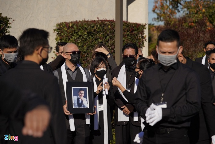 Vợ Chí Tài khóc nghẹn, hát 'Em ở đâu' tiễn biệt chồng về nơi an nghỉ - 4