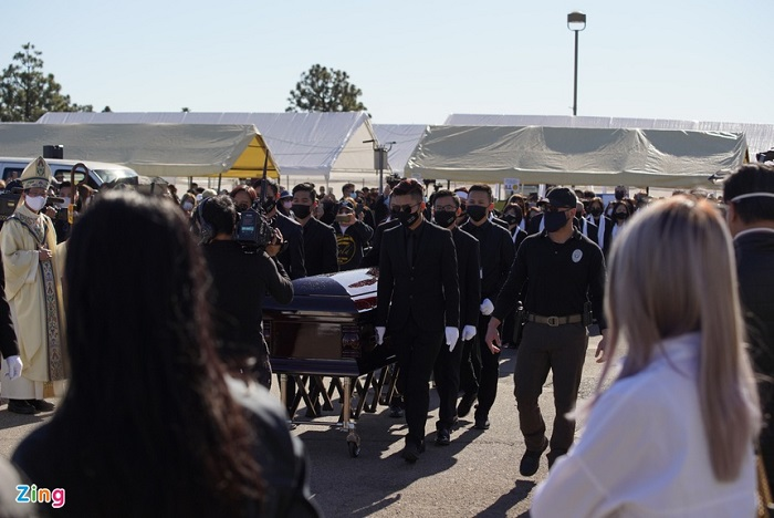 Vợ Chí Tài khóc nghẹn, hát 'Em ở đâu' tiễn biệt chồng về nơi an nghỉ - 5