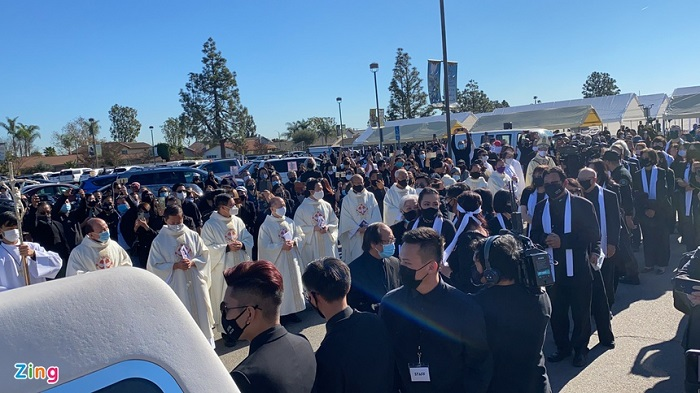 Vợ Chí Tài khóc nghẹn, hát 'Em ở đâu' tiễn biệt chồng về nơi an nghỉ - 6