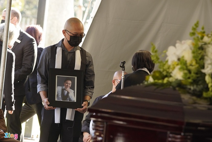 Vợ Chí Tài khóc nghẹn, hát 'Em ở đâu' tiễn biệt chồng về nơi an nghỉ - 7