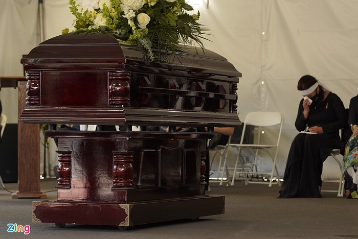 Vợ Chí Tài khóc nghẹn, hát 'Em ở đâu' tiễn biệt chồng về nơi an nghỉ - 9