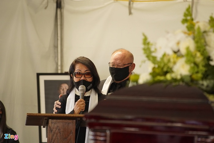 Vợ Chí Tài khóc nghẹn, hát 'Em ở đâu' tiễn biệt chồng về nơi an nghỉ - 10