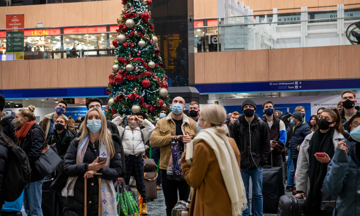 Chủng COVID-19 mới 'vượt kiểm soát', nhiều nước châu Âu ngừng bay với Anh - 1