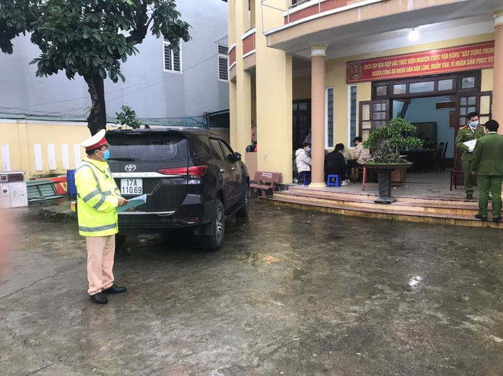 CSGT Đà Nẵng phát hiện 6 người Trung Quốc nghi nhập cảnh trái phép - 1