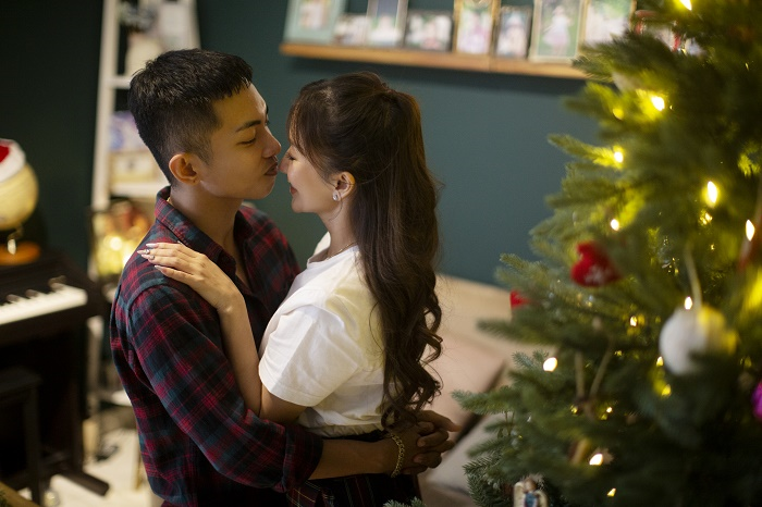 Khánh Thi - Phan Hiển mặc đồ cũ chụp ảnh đón Giáng sinh sớm - 10