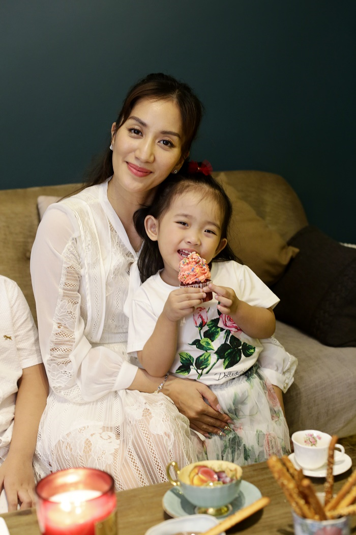 Khánh Thi - Phan Hiển mặc đồ cũ chụp ảnh đón Giáng sinh sớm - 14