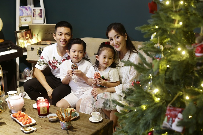 Khánh Thi - Phan Hiển mặc đồ cũ chụp ảnh đón Giáng sinh sớm - 5
