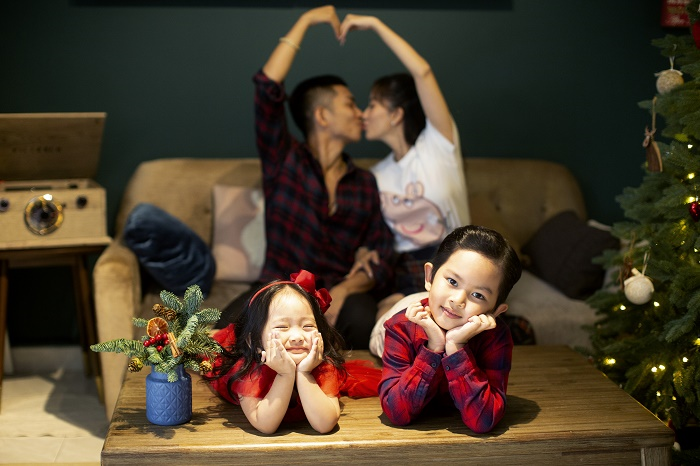 Khánh Thi - Phan Hiển mặc đồ cũ chụp ảnh đón Giáng sinh sớm - 3