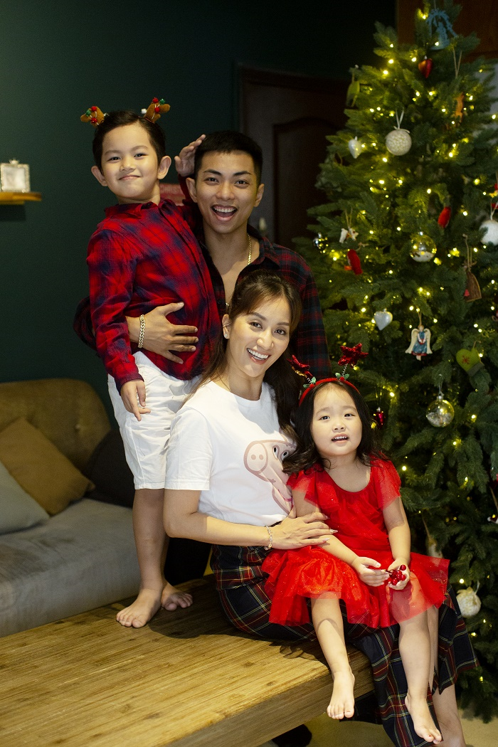 Khánh Thi - Phan Hiển mặc đồ cũ chụp ảnh đón Giáng sinh sớm - 2