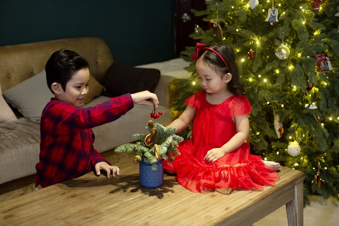 Khánh Thi - Phan Hiển mặc đồ cũ chụp ảnh đón Giáng sinh sớm - 15