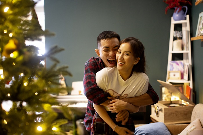 Khánh Thi - Phan Hiển mặc đồ cũ chụp ảnh đón Giáng sinh sớm - 12