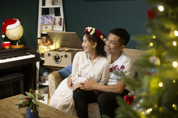 Khánh Thi - Phan Hiển mặc đồ cũ chụp ảnh đón Giáng sinh sớm - 11