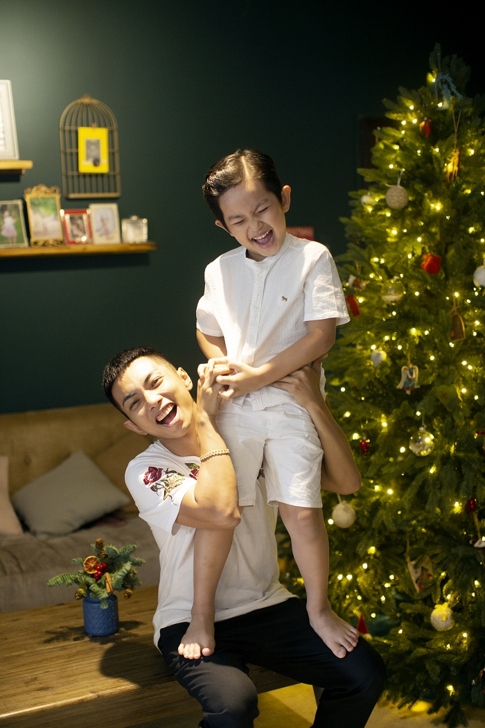 Khánh Thi - Phan Hiển mặc đồ cũ chụp ảnh đón Giáng sinh sớm - 13