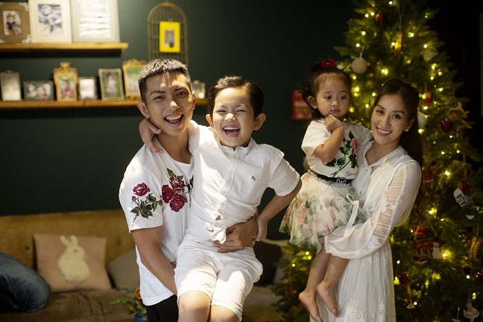 Khánh Thi - Phan Hiển mặc đồ cũ chụp ảnh đón Giáng sinh sớm - 9