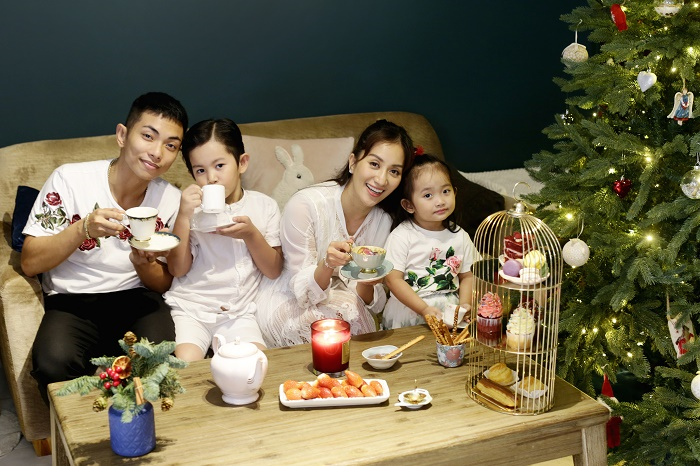 Khánh Thi - Phan Hiển mặc đồ cũ chụp ảnh đón Giáng sinh sớm - 8