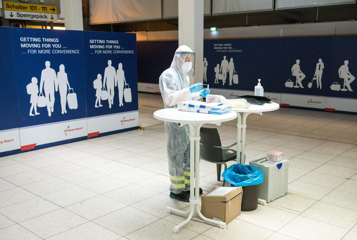 Bị giữ ở sân bay Đức vì biến thể COVID-19, du khách Anh lên mạng xã hội cầu cứu - 1