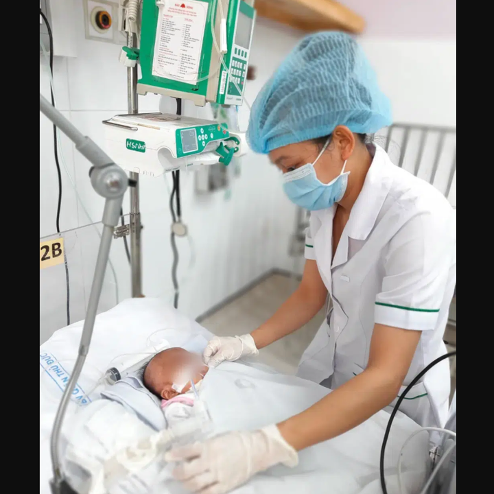 Mẹ đẻ rơi trong nhà vệ sinh bệnh viện rồi mang con bỏ vào thùng rác - 1