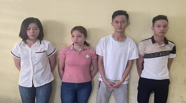 Tạm giữ nhóm người chuyên rao bán các thiếu nữ làm tiếp viên quán Karaoke - 1