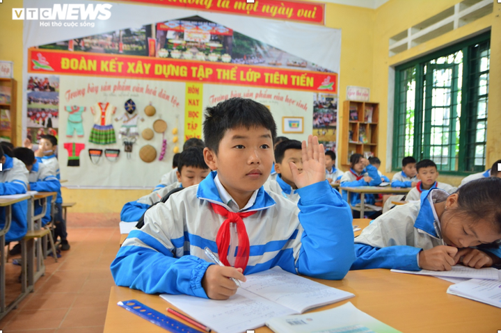 Người cha nuôi đặc biệt của cậu bé dân tộc Dao - 4