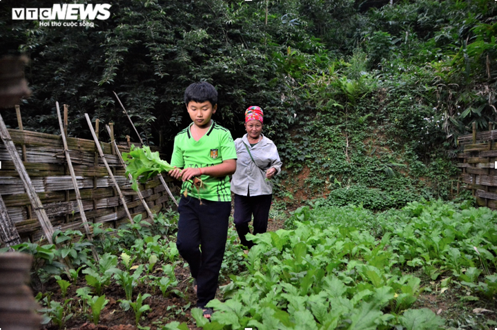 Người cha nuôi đặc biệt của cậu bé dân tộc Dao - 2