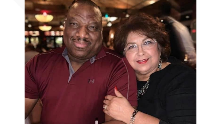 Cặp đôi nắm tay nhau bịn rịn trước khi qua đời vì COVID-19 - 1