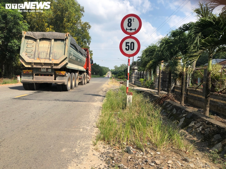 Xe chở cát quá tải cày nát tỉnh lộ: Thanh tra Giao thông Bình Dương nói gì? - 1