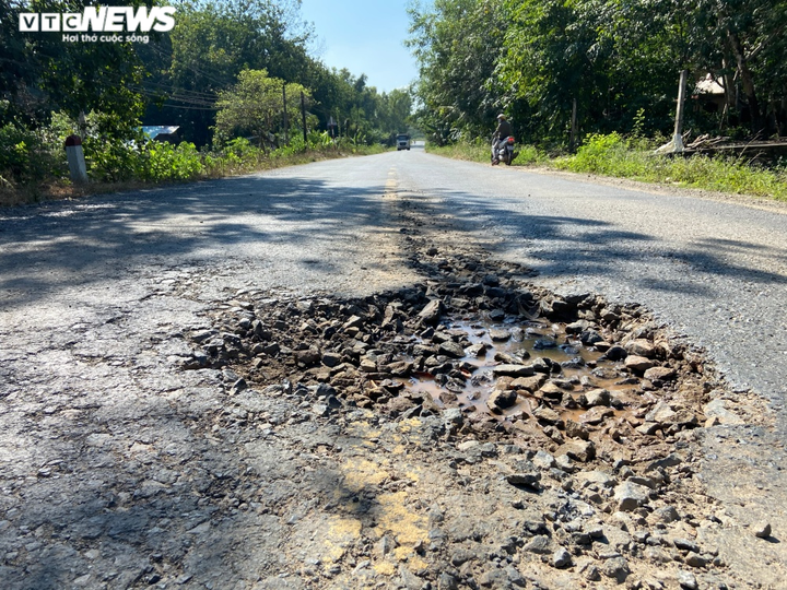 Xe chở cát quá tải cày nát tỉnh lộ: Thanh tra Giao thông Bình Dương nói gì? - 6