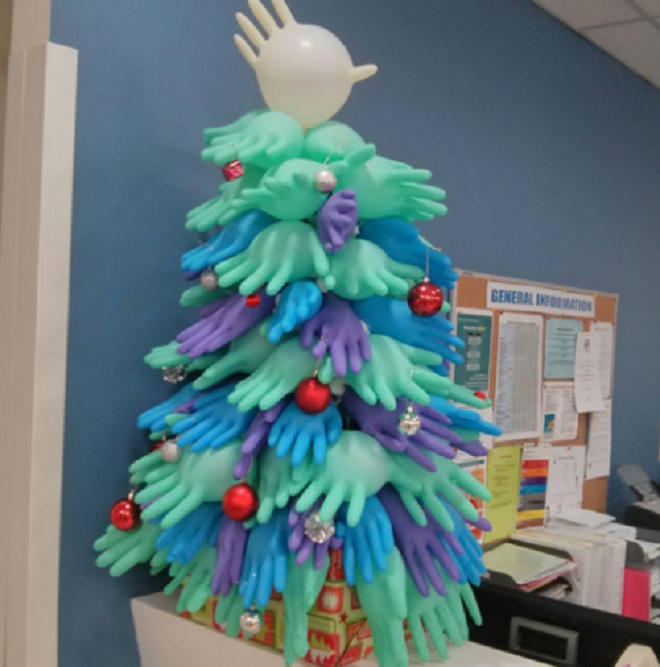 Ảnh: Những cây thông Noel 'lầy lội' chọc người xem phá lên cười - 1