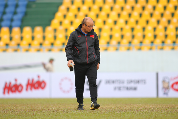ĐT Việt Nam vs U22 Việt Nam: HLV Park Hang Seo soi kỹ mặt sân - 4