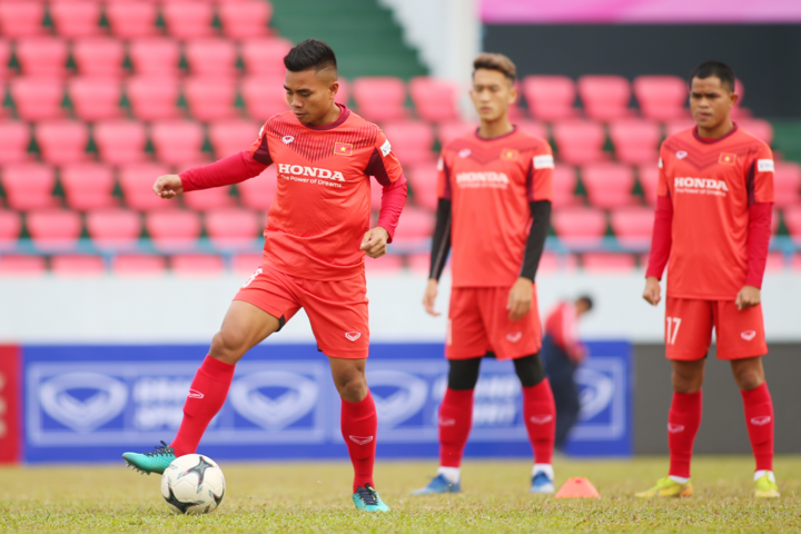 ĐT Việt Nam vs U22 Việt Nam: HLV Park Hang Seo soi kỹ mặt sân - 2